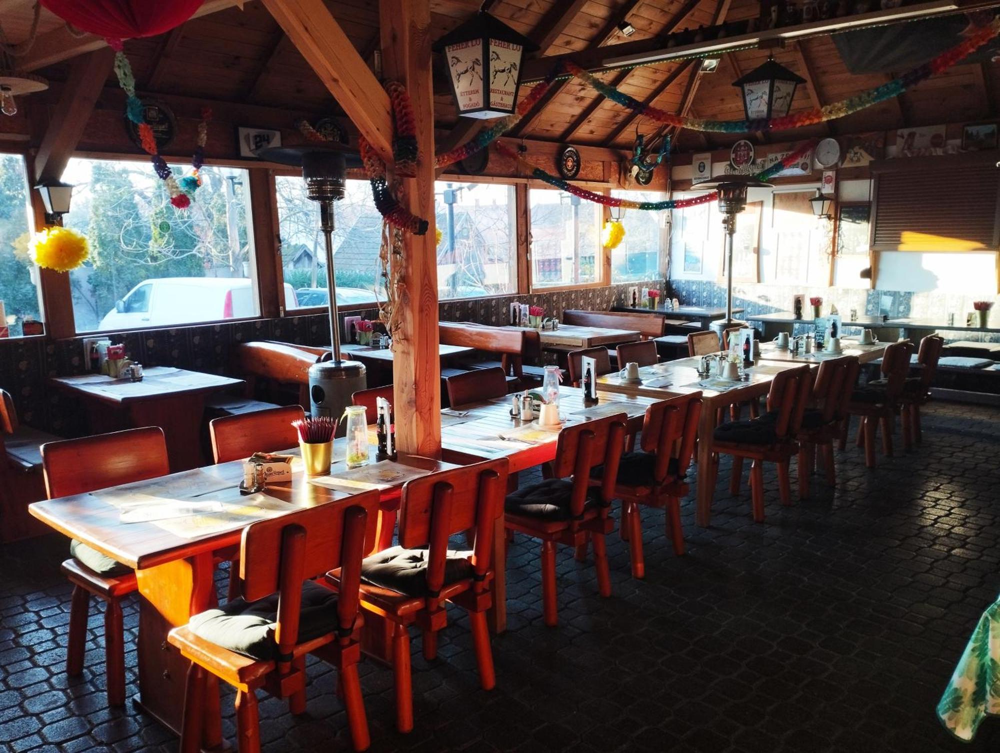 Bük 白马旅馆及餐厅酒店 外观 照片