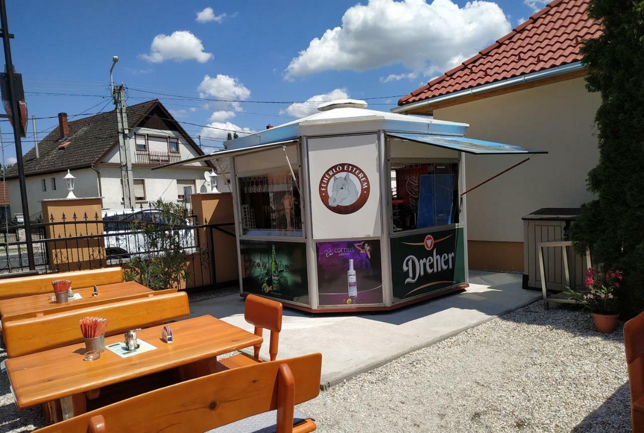 Bük 白马旅馆及餐厅酒店 外观 照片